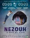 NEZOUH, IL BUCO NEL CIELO - Nezouh, in arabo, vuol dire spostamento di anime, acque e persone. Anche se le bombe cadono su Damasco, Mutaz si rifiuta di fuggire nella vita incerta di un rifugiato, mentre sua moglie e sua figlia devono scegliere se restare o andarsene.